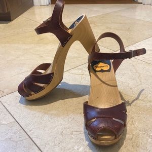 Swedish Hasbeens Suzanne Debutant Burgundy Wooden Clogs